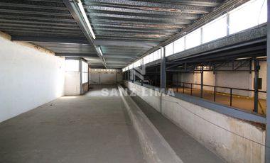 Salida a Salamanca: Amplia bodega con oficinas y estacionamiento.