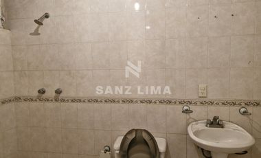 Salida a Salamanca: Amplia bodega con oficinas y estacionamiento.