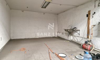 Salida a Salamanca: Amplia bodega con oficinas y estacionamiento.