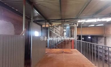 Salida a Salamanca: Amplia bodega con oficinas y estacionamiento.