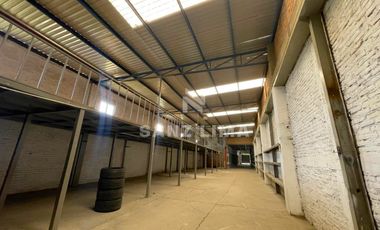 Salida a Salamanca: Amplia bodega con oficinas y estacionamiento.