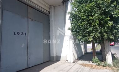 Salida a Salamanca: Amplia bodega con oficinas y estacionamiento.