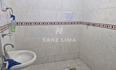 Salida a Salamanca: Amplia bodega con oficinas y estacionamiento.