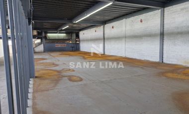 Salida a Salamanca: Amplia bodega con oficinas y estacionamiento.