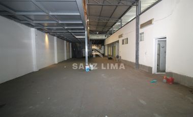 Salida a Salamanca: Amplia bodega con oficinas y estacionamiento.
