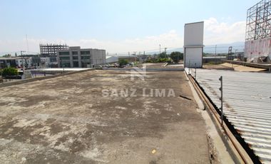 Salida a Salamanca: Amplia bodega con oficinas y estacionamiento.