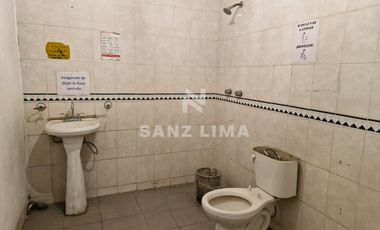 Salida a Salamanca: Amplia bodega con oficinas y estacionamiento.