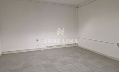 Salida a Salamanca: Amplia bodega con oficinas y estacionamiento.