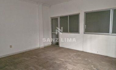 Salida a Salamanca: Amplia bodega con oficinas y estacionamiento.