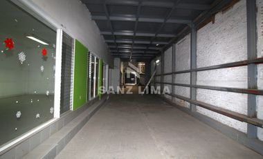 Salida a Salamanca: Amplia bodega con oficinas y estacionamiento.