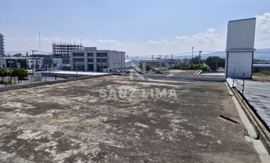 Salida a Salamanca: Amplia bodega con oficinas y estacionamiento.