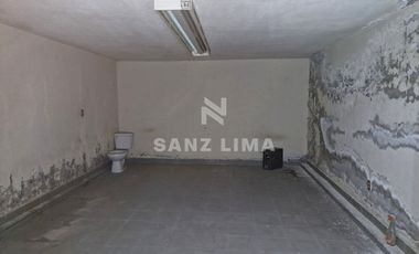 Salida a Salamanca: Amplia bodega con oficinas y estacionamiento.