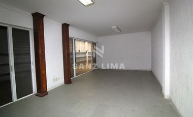 Salida a Salamanca: Amplia bodega con oficinas y estacionamiento.