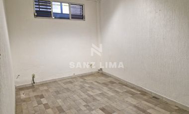 Salida a Salamanca: Amplia bodega con oficinas y estacionamiento.