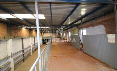 Salida a Salamanca: Amplia bodega con oficinas y estacionamiento.