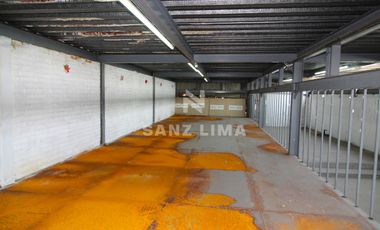 Salida a Salamanca: Amplia bodega con oficinas y estacionamiento.