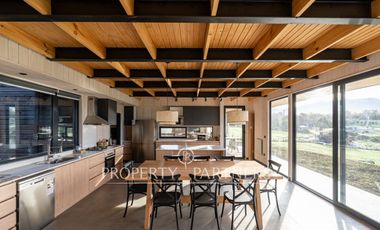 REBAJADA! Amplia y moderna casa en excelente condominio