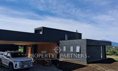 REBAJADA! Amplia y moderna casa en excelente condominio