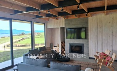 REBAJADA! Amplia y moderna casa en excelente condominio