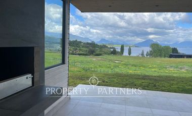 REBAJADA! Amplia y moderna casa en excelente condominio