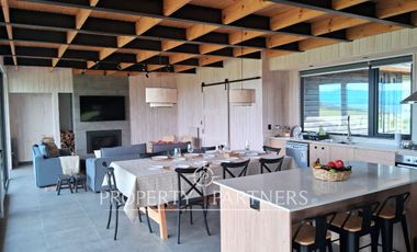 REBAJADA! Amplia y moderna casa en excelente condominio