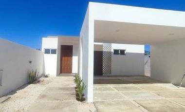 Residencia de lujo con 3 recámaras y alberca en Privada de Cholul