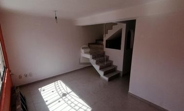 Renta casa en condominio 