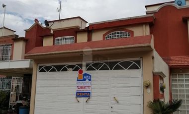 Renta casa en condominio 