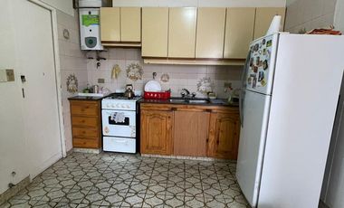 Departamento de 3 ambientes con patio y cochera cubierta - Sarandí