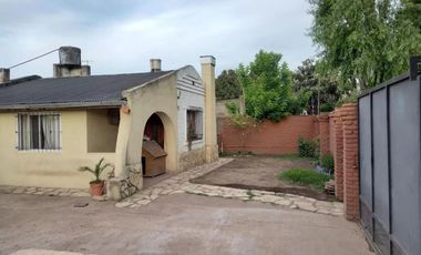 Casa en venta - 2 Dormitorios 1 Baño - Cochera - 400Mts2 - Glew, Almirante Brown