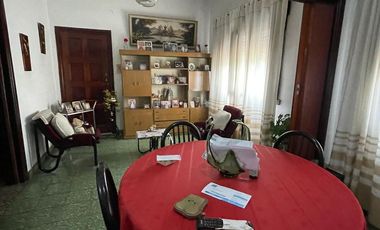Casa en  venta de 3 ambientes con cochera, patio, terraza y parrilla - Wilde