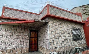 Casa en  venta de 3 ambientes con cochera, patio, terraza y parrilla - Wilde