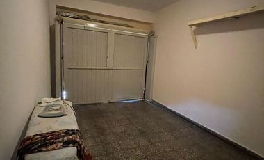 Casa en  venta de 3 ambientes con cochera, patio, terraza y parrilla - Wilde