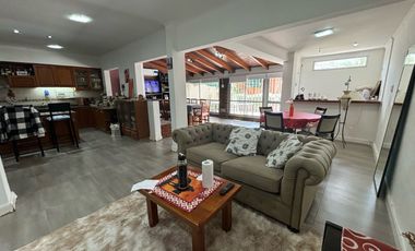 Casa de 5 ambientes en dos plantas