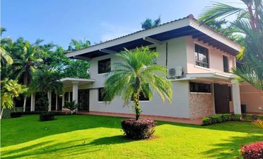 ALQUILER DE CASA EN ANCON DE 5 REC Y  410 MTS 2