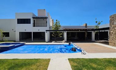 Casa en VENTA Residencial con Alberca en privada a 20 minutos de Plaza Mayor