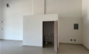 Alquiler de local comercial en Parque Lefevre, PH Epoca