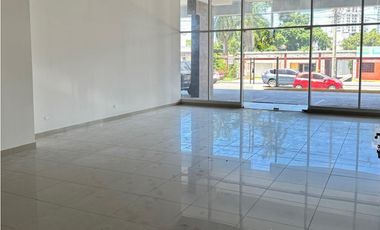 Alquiler de local comercial en Parque Lefevre, PH Epoca