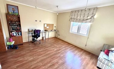 CASA ESTILO PROVENZAL EN LA MEJOR ZONA DE PIEDRA ROJA