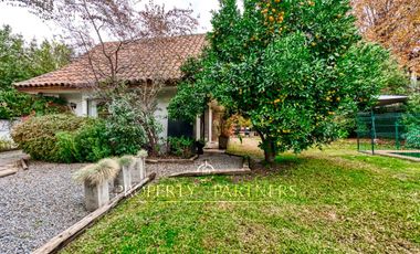 Amplia casa chilena en barrio residencial La Dehesa