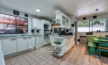 Amplia casa chilena en barrio residencial La Dehesa