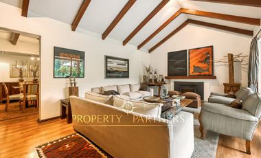 Amplia casa chilena en barrio residencial La Dehesa