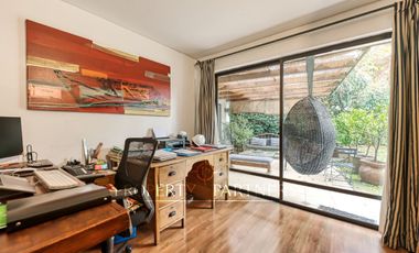 Amplia casa chilena en barrio residencial La Dehesa