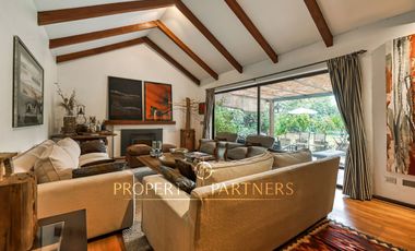 Amplia casa chilena en barrio residencial La Dehesa