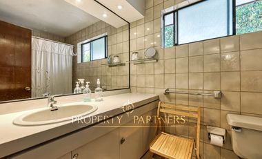 Amplia casa chilena en barrio residencial La Dehesa