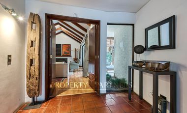 Amplia casa chilena en barrio residencial La Dehesa