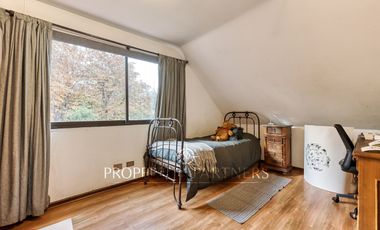 Amplia casa chilena en barrio residencial La Dehesa