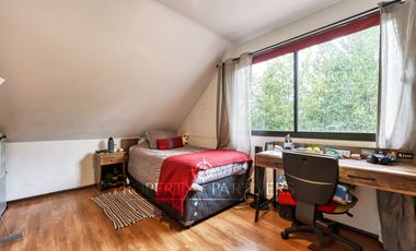 Amplia casa chilena en barrio residencial La Dehesa