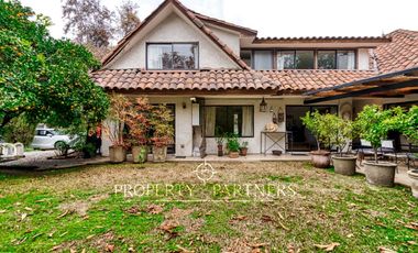 Amplia casa chilena en barrio residencial La Dehesa