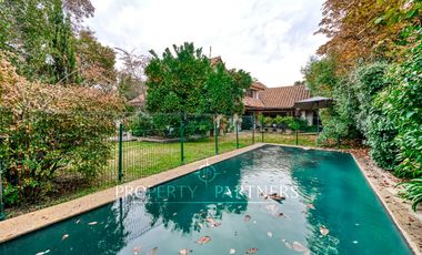 Amplia casa chilena en barrio residencial La Dehesa